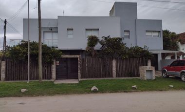 Casa en venta - 4 Dormitorios 3 Baños - Santa Clara del Mar