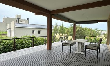 Casa en venta - 4 Dormitorios 3 Baños - Pinamar