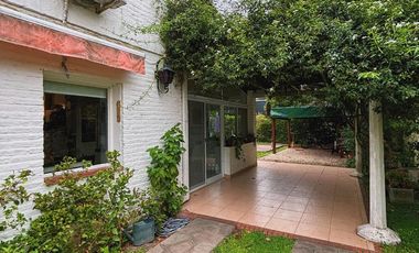 Casa en venta - 3 Dormitorios 2 Baños - Cochera - Berazategui