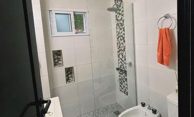 Casa en venta - 3 Dormitorios 2 Baños - Cochera - Berazategui