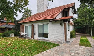 Casa en venta - 3 Dormitorios 2 Baños - Cochera - Berazategui