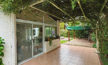 Casa en venta - 3 Dormitorios 2 Baños - Cochera - Berazategui