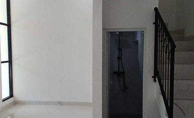 Rumah 2 lantai lokasi strategis