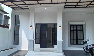 Rumah 2 lantai lokasi strategis