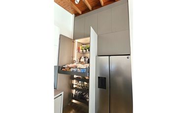 Venta casa moderna en El Retiro, una sola planta y acabados de lujo.