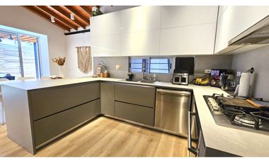 Venta casa moderna en El Retiro, una sola planta y acabados de lujo.