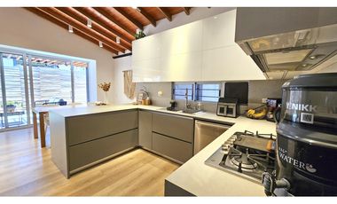 Venta casa moderna en El Retiro, una sola planta y acabados de lujo.