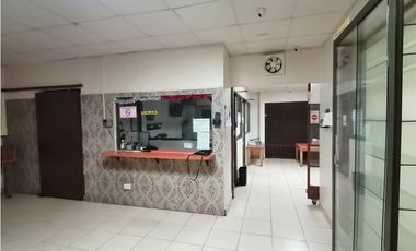 PARQUE LEFEVRE / 300M2 / DIVISIONES DE VIDRIO / 5 PARKING / SOBRE VIA