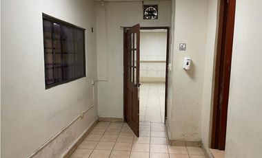 PARQUE LEFEVRE / 300M2 / DIVISIONES DE VIDRIO / 5 PARKING / SOBRE VIA