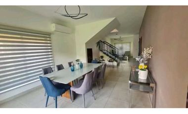 Venta de Casa en Embassy Club Clayton Cod .-J