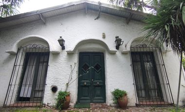 CASA 4 AMBIENTES ESTILO COLONIAL - BARRIO GROSELLAR - APTO CREDITO