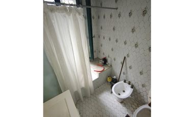 CASA 4 AMBIENTES ESTILO COLONIAL - BARRIO GROSELLAR - APTO CREDITO