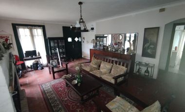 CASA 4 AMBIENTES ESTILO COLONIAL - BARRIO GROSELLAR - APTO CREDITO