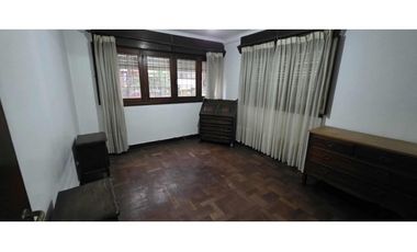 Alquiler comercial chalet de 7 ambientes en inmejorable ubicación.