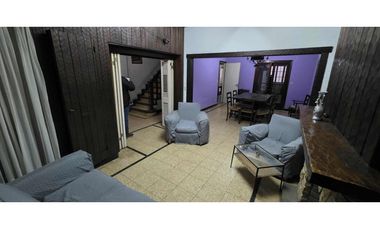 Alquiler comercial chalet de 7 ambientes en inmejorable ubicación.