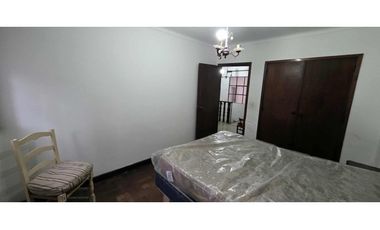 Alquiler comercial chalet de 7 ambientes en inmejorable ubicación.