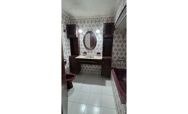 Alquiler comercial chalet de 7 ambientes en inmejorable ubicación.