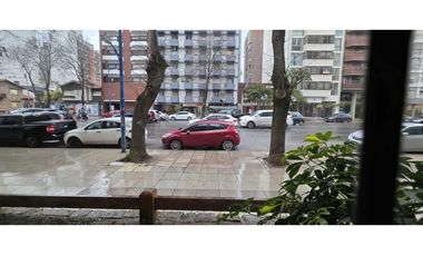 Alquiler comercial chalet de 7 ambientes en inmejorable ubicación.