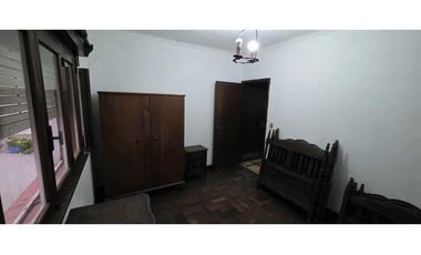 Alquiler comercial chalet de 7 ambientes en inmejorable ubicación.