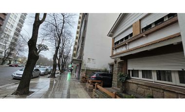 Alquiler comercial chalet de 7 ambientes en inmejorable ubicación.