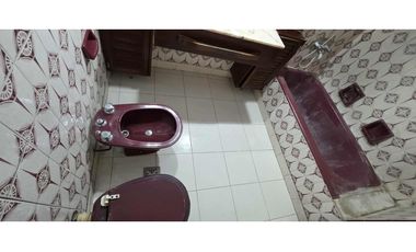 Alquiler comercial chalet de 7 ambientes en inmejorable ubicación.