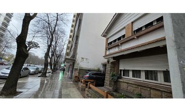 Alquiler comercial chalet de 7 ambientes en inmejorable ubicación.