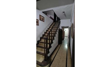 Alquiler comercial chalet de 7 ambientes en inmejorable ubicación.