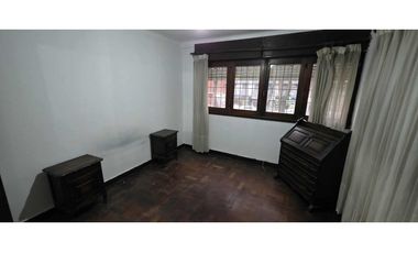 Alquiler comercial chalet de 7 ambientes en inmejorable ubicación.