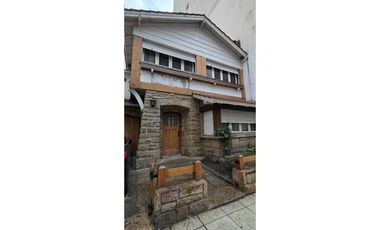 Alquiler comercial chalet de 7 ambientes en inmejorable ubicación.