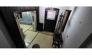 Alquiler comercial chalet de 7 ambientes en inmejorable ubicación.