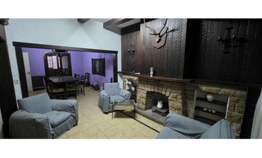 Alquiler comercial chalet de 7 ambientes en inmejorable ubicación.