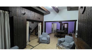 Alquiler comercial chalet de 7 ambientes en inmejorable ubicación.