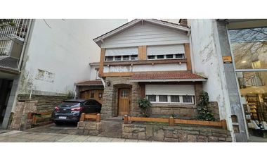 Alquiler comercial chalet de 7 ambientes en inmejorable ubicación.