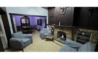 Alquiler comercial chalet de 7 ambientes en inmejorable ubicación.