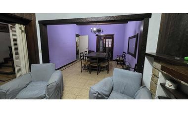 Alquiler comercial chalet de 7 ambientes en inmejorable ubicación.