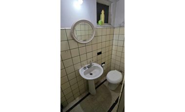 Alquiler comercial chalet de 7 ambientes en inmejorable ubicación.