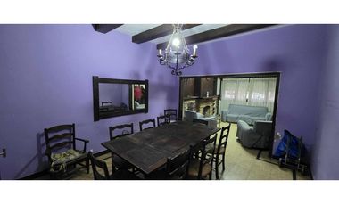 Alquiler comercial chalet de 7 ambientes en inmejorable ubicación.