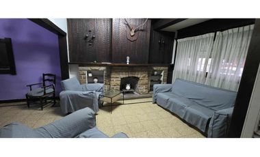 Alquiler comercial chalet de 7 ambientes en inmejorable ubicación.