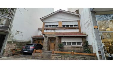 Alquiler comercial chalet de 7 ambientes en inmejorable ubicación.