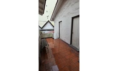 Alquiler comercial chalet de 7 ambientes en inmejorable ubicación.