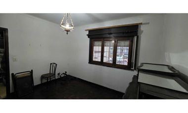 Alquiler comercial chalet de 7 ambientes en inmejorable ubicación.