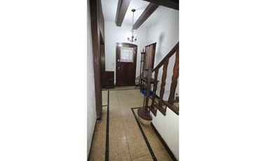 Alquiler comercial chalet de 7 ambientes en inmejorable ubicación.