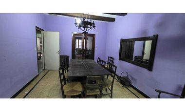 Alquiler comercial chalet de 7 ambientes en inmejorable ubicación.