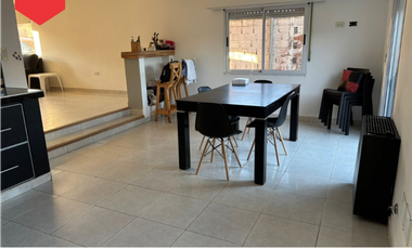 AMPLIA CASA EN VENTA (Calle 42 e/37 y 39)