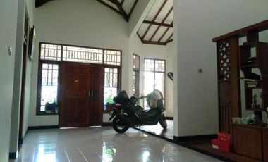 Disewakan Rumah di Manahan Solo, 3+1KT, Lingkungan Elit