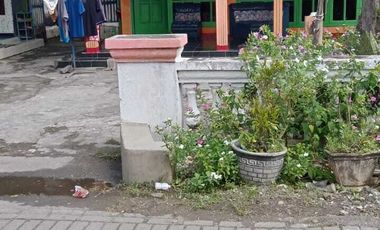 RUMAH DI KELURAHAN SEKETI, BALONGBENDO SIDOARJO