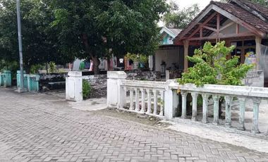 RUMAH DI KELURAHAN SEDURI, BALONGBENDO, SIDOARJO