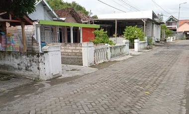 RUMAH DI KELURAHAN SEDURI, BALONGBENDO, SIDOARJO