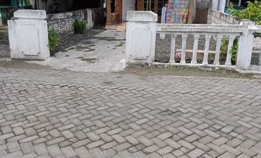 RUMAH DI KELURAHAN SEDURI, BALONGBENDO, SIDOARJO