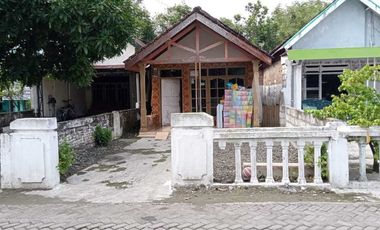 RUMAH DI KELURAHAN SEDURI, BALONGBENDO, SIDOARJO